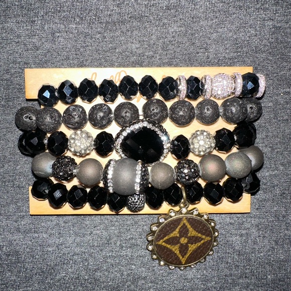 Set of black stretchy bracelets with a Louis Vuitton charm - Picture 1 of 2